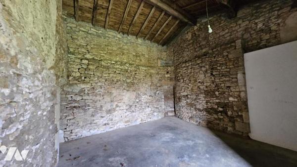 A vendre à RUFFEC, Un ensemble immobilier avec terrain attenant de 2ha3, avec maison et dépendances 