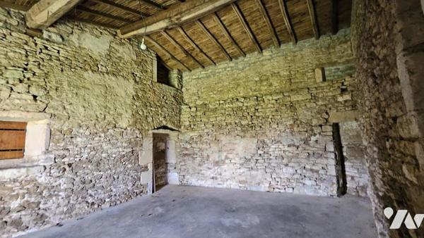 A vendre à RUFFEC, Un ensemble immobilier avec terrain attenant de 2ha3, avec maison et dépendances 