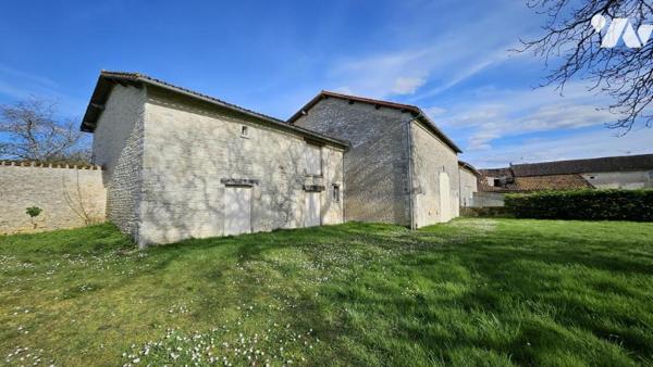 A vendre à RUFFEC, Un ensemble immobilier avec terrain attenant de 2ha3, avec maison et dépendances 