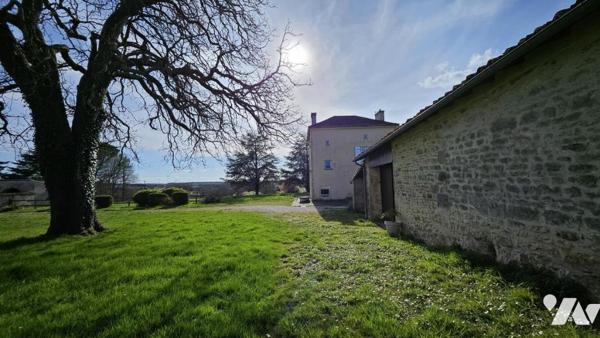 A vendre à RUFFEC, Un ensemble immobilier avec terrain attenant de 2ha3, avec maison et dépendances 