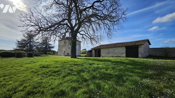 A vendre à RUFFEC, Un ensemble immobilier avec terrain attenant de 2ha3, avec maison et dépendances 