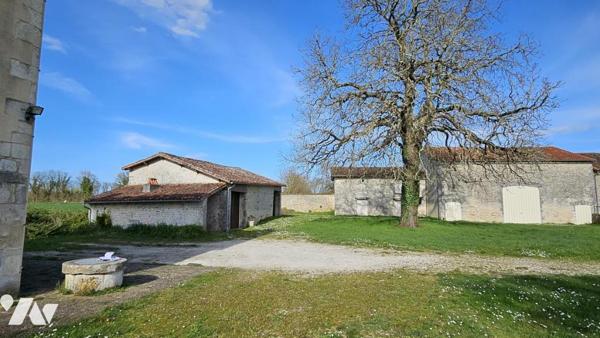 A vendre à RUFFEC, Un ensemble immobilier avec terrain attenant de 2ha3, avec maison et dépendances 