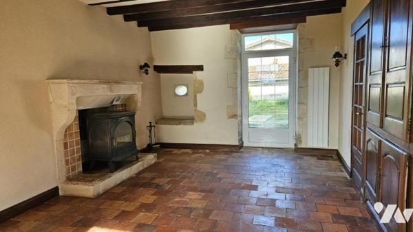 A vendre à RUFFEC, Un ensemble immobilier avec terrain attenant de 2ha3, avec maison et dépendances 