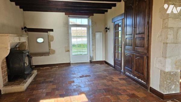 A vendre à RUFFEC, Un ensemble immobilier avec terrain attenant de 2ha3, avec maison et dépendances 