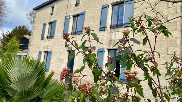 ÉCHIRÉ centre (79410)| MAISON 233 m2 EN PIERRE AVEC PISCINE