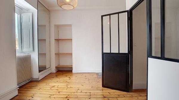 A VENDRE - PAU Hyper-Centre, Appartement T2 bis de 72 m² entièrement rénové en dernier étage - Parquet et cachet de l'ancien