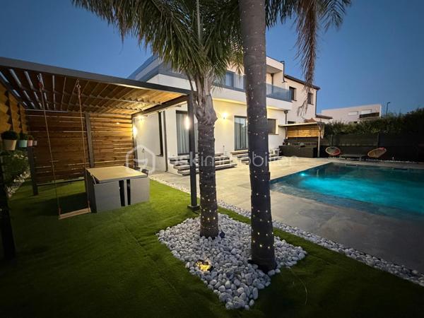Construite en 2023, cette maison d'exception séduit par son architecture contemporaine, ses matériaux haut de gamme et la qualité de ses finitions.

Des espaces intérieurs élégants et lumineux, quatre chambres dont une suite parentale en rez-de-chaussée, de beaux volumes et une atmosphère pensée pour se sentir immédiatement chez soi.

À l’extérieur, tout est réuni pour profiter pleinement des beaux jours : piscine chauffée habillée de pierre de Bali, cuisine d'été ( Forge Adour), SAUNA, plusieurs espaces de détente et une belle intimité, sans vis-à-vis.

Panneaux photovoltaïques, climatisations gainable avec système Airzone, forage, caméras de vidéo surveillance, grand garage isolé avec cumulus thermodynamique ... viennent compléter les prestations de cette propriété.

Aucun travaux à prévoir.
Ici, tout est prêt pour écrire une nouvelle histoire, dans un cadre où le confort et l’élégance se rencontrent naturellement.

Une maison rare, qui n’attend plus que vous...