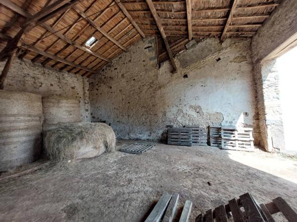 GRANGE A RENOVER DANS UN HAMEAU