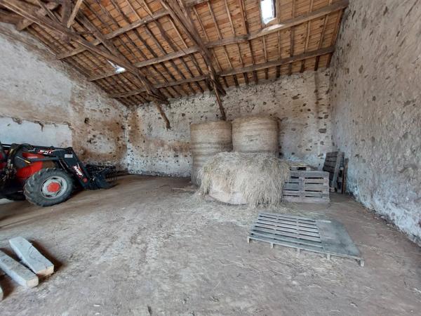 GRANGE A RENOVER DANS UN HAMEAU