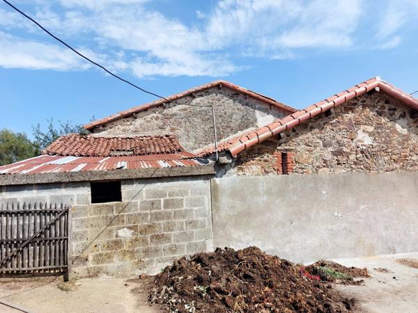 GRANGE A RENOVER DANS UN HAMEAU
