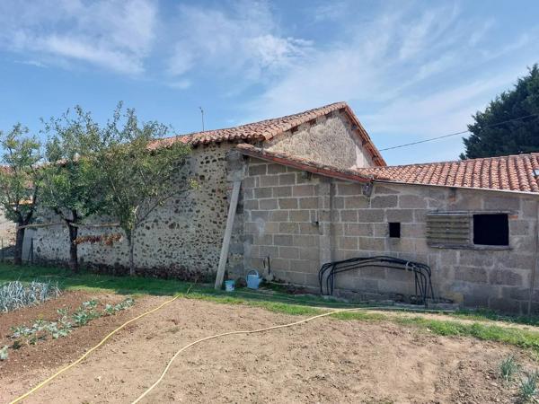 GRANGE A RENOVER DANS UN HAMEAU