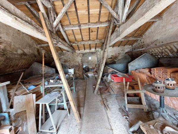 GRANGE A RENOVER DANS UN HAMEAU
