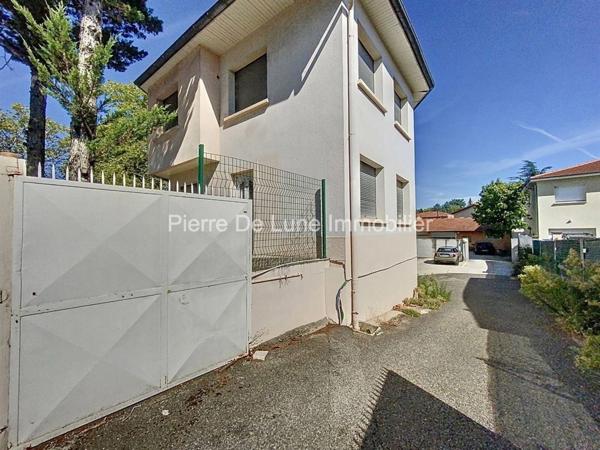 Bureau À vendre 325 m²