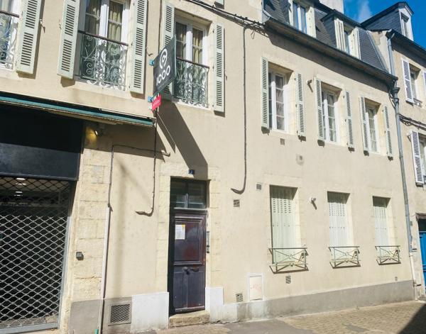EN VENTE - NEVERS - 2 H 30 PARIS Appartement fonctionnel une chambre et un bureau