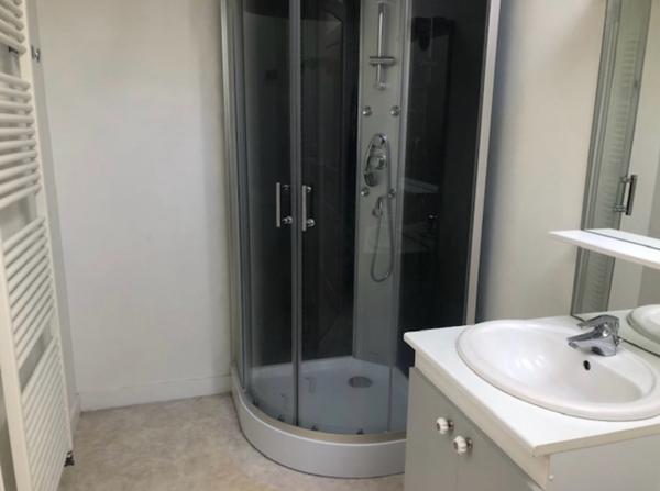 EN VENTE - NEVERS - 2 H 30 PARIS Appartement fonctionnel une chambre et un bureau