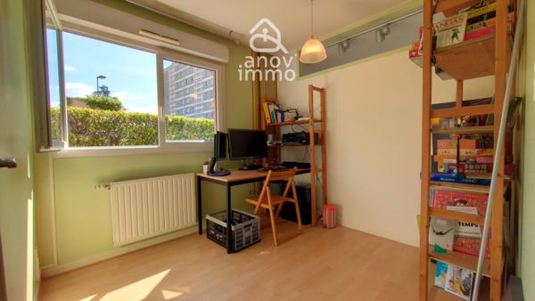 Rez de jardin
                                                                                                                                                                                                                                                                                                                        5 pièce(s)                                                                                                                                                                                                          4 chambre(s)                                                                                                                                                                                                          95.18  m²