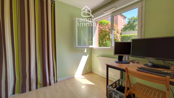 Rez de jardin
                                                                                                                                                                                                                                                                                                                        5 pièce(s)                                                                                                                                                                                                          4 chambre(s)                                                                                                                                                                                                          95.18  m²