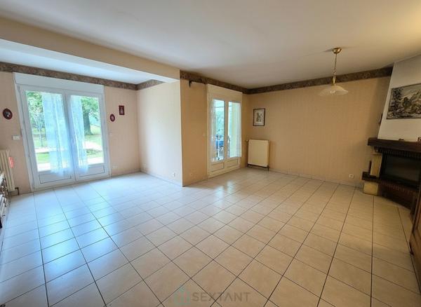 Centre-ville, maison lumineuse avec garage et jardin arboré