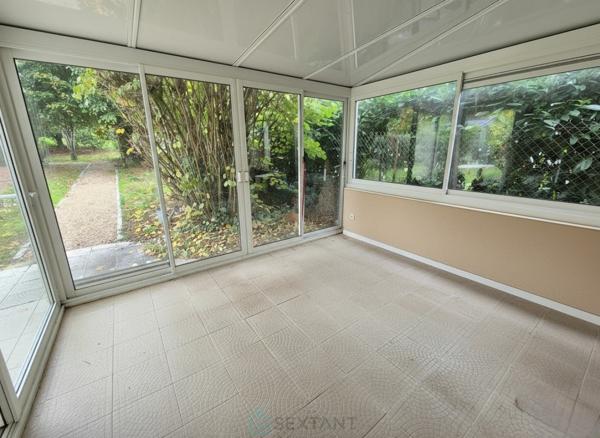 Centre-ville, maison lumineuse avec garage et jardin arboré