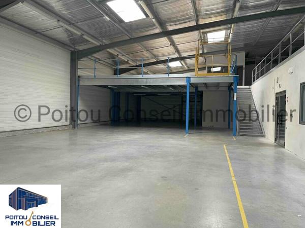 LOCAL D’ACTIVITE de 933m2 AVEC PARKING FACILE D’ACCES