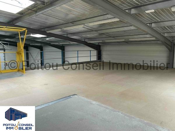 LOCAL D’ACTIVITE de 933m2 AVEC PARKING FACILE D’ACCES