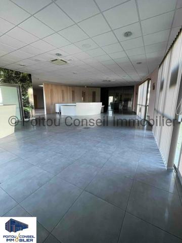 LOCAL D’ACTIVITE de 933m2 AVEC PARKING FACILE D’ACCES