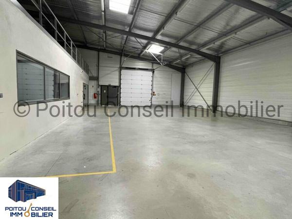 LOCAL D’ACTIVITE de 933m2 AVEC PARKING FACILE D’ACCES