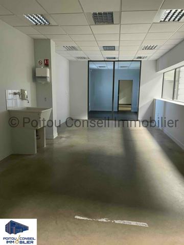 LOCAL D’ACTIVITE de 933m2 AVEC PARKING FACILE D’ACCES