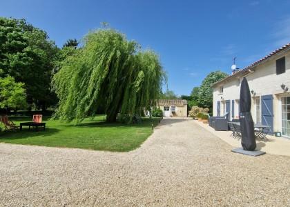 Quartier avenue de paris, belle maison de pierre, 4 chambres, jardin et garage.