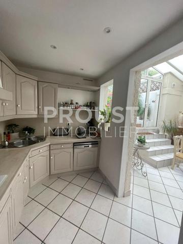 Quartier avenue de paris, belle maison de pierre, 4 chambres, jardin et garage.