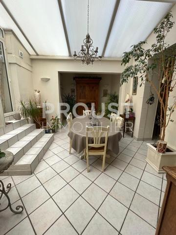 Quartier avenue de paris, belle maison de pierre, 4 chambres, jardin et garage.