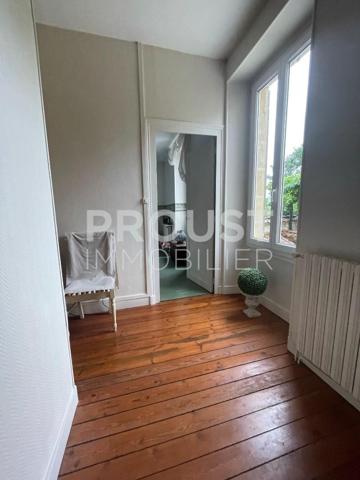Quartier avenue de paris, belle maison de pierre, 4 chambres, jardin et garage.