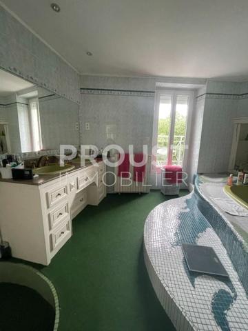 Quartier avenue de paris, belle maison de pierre, 4 chambres, jardin et garage.
