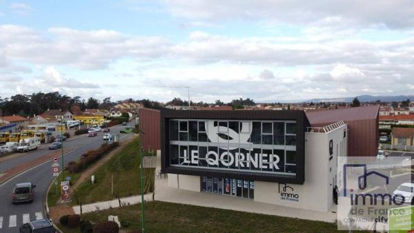 LOCAL NEUF EN RDC AVEC VITRINES