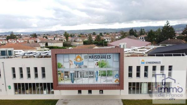 LOCAL NEUF EN RDC AVEC VITRINES