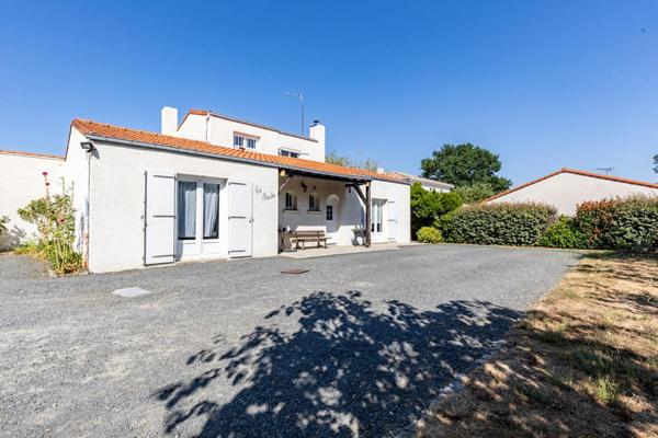 Maison Cugand 5 P . 4 Chs . 121.69 M² . T 1276 M² . Piscine avec abri . Garages . Terrasse