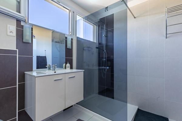 Maison Cugand 5 P . 4 Chs . 121.69 M² . T 1276 M² . Piscine avec abri . Garages . Terrasse