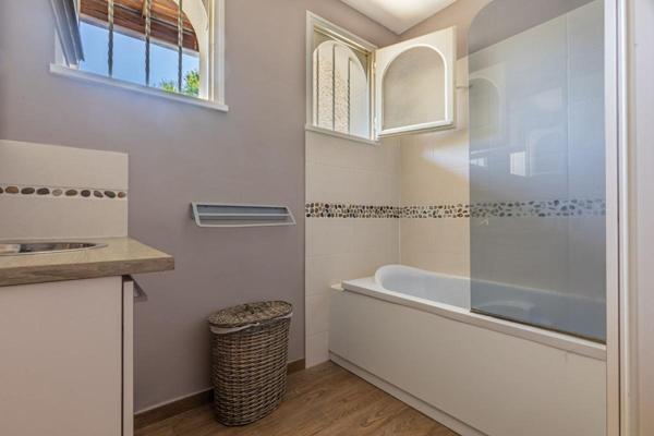Maison Cugand 5 P . 4 Chs . 121.69 M² . T 1276 M² . Piscine avec abri . Garages . Terrasse