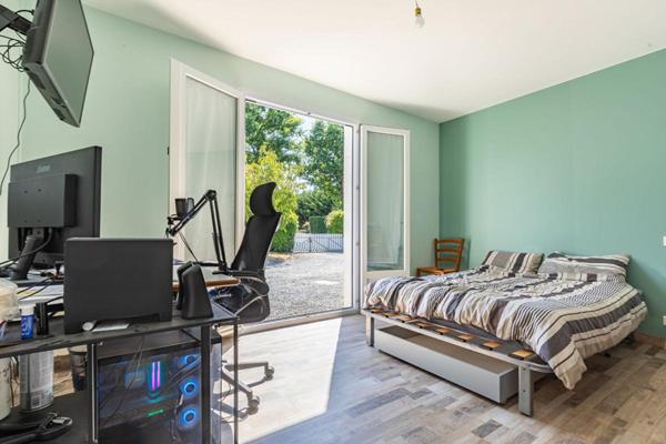 Maison Cugand 5 P . 4 Chs . 121.69 M² . T 1276 M² . Piscine avec abri . Garages . Terrasse
