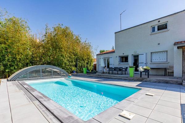 Maison Cugand 5 P . 4 Chs . 121.69 M² . T 1276 M² . Piscine avec abri . Garages . Terrasse
