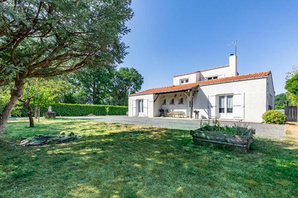 Maison Cugand 5 P . 4 Chs . 121.69 M² . T 1276 M² . Piscine avec abri . Garages . Terrasse