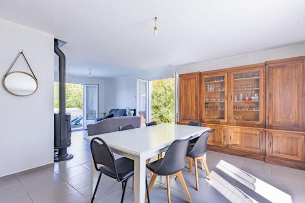 Maison Cugand 5 P . 4 Chs . 121.69 M² . T 1276 M² . Piscine avec abri . Garages . Terrasse