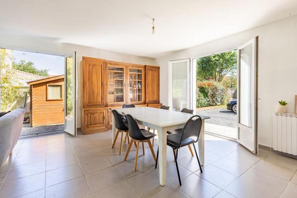 Maison Cugand 5 P . 4 Chs . 121.69 M² . T 1276 M² . Piscine avec abri . Garages . Terrasse