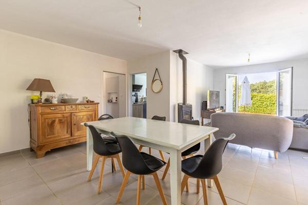 Maison Cugand 5 P . 4 Chs . 121.69 M² . T 1276 M² . Piscine avec abri . Garages . Terrasse
