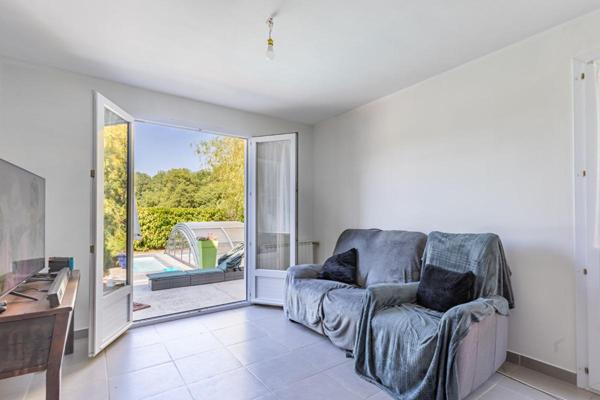 Maison Cugand 5 P . 4 Chs . 121.69 M² . T 1276 M² . Piscine avec abri . Garages . Terrasse