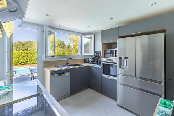 Maison Cugand 5 P . 4 Chs . 121.69 M² . T 1276 M² . Piscine avec abri . Garages . Terrasse