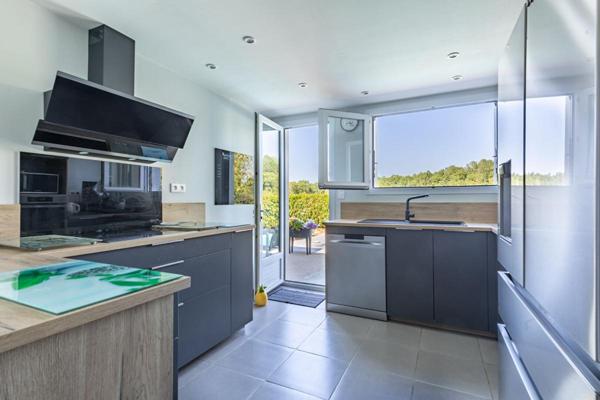 Maison Cugand 5 P . 4 Chs . 121.69 M² . T 1276 M² . Piscine avec abri . Garages . Terrasse