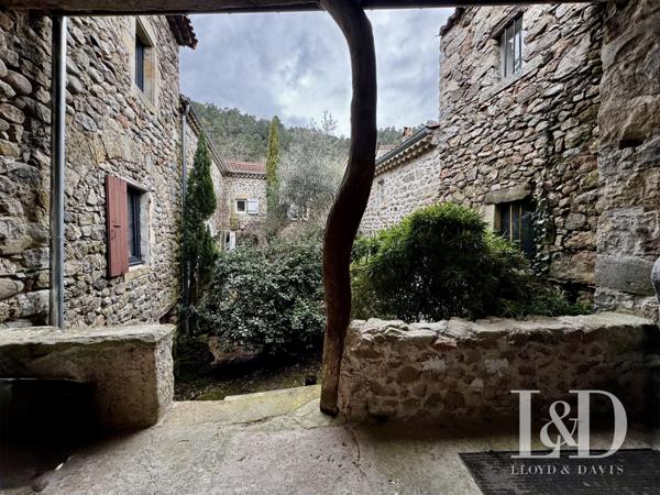 Magnanerie du XVIe siècle Rénovée dans un Hameau Dominant la Vallée de l'Eyrieux