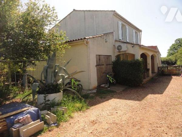 EN EXCLUSIVITE VILLA de 145 habitables environ sur une parcelle de terrain de 2500m². Elle se c...