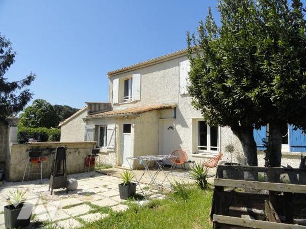 EN EXCLUSIVITE VILLA de 145 habitables environ sur une parcelle de terrain de 2500m². Elle se c...